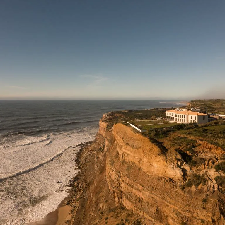 Vista aérea de Aethos Hotel Ericeira sobre el acantilado, junto a la playa da Calada