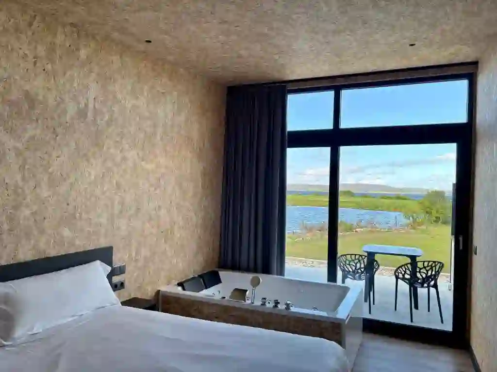 Dormitorio con jacuzzi de hidromasaje y ventanal panorámico al embalse da Fervenza, Air Fervenza, Dumbría