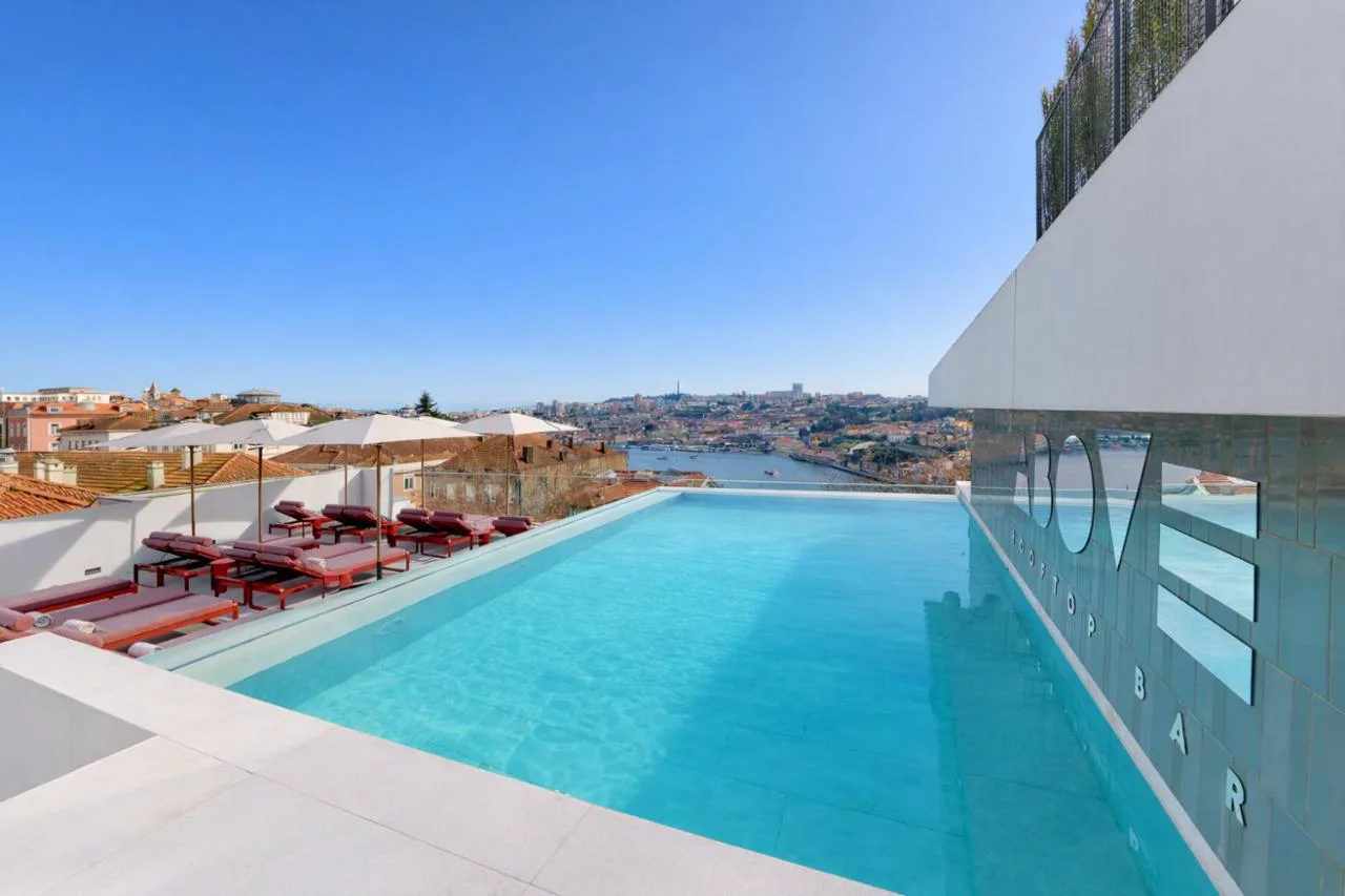 Piscina infinita en la azotea del Altis Porto Hotel con vistas al Duero