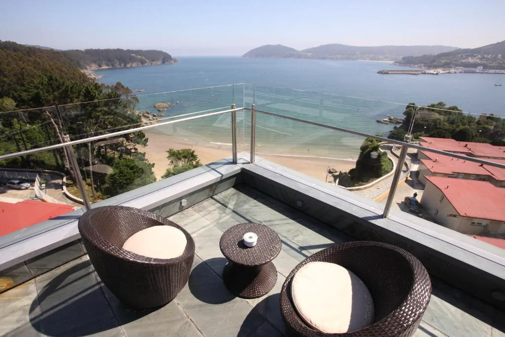 Terraza con vistas a la ría de Viveiro y a la playa desde el balcón, Apartamentos Las Sirenas
