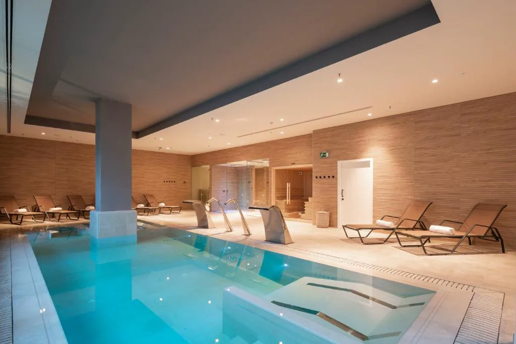 Piscina interior climatizada del spa con chorros y jacuzzi integrado, Attica21 Vigo 4 Superior