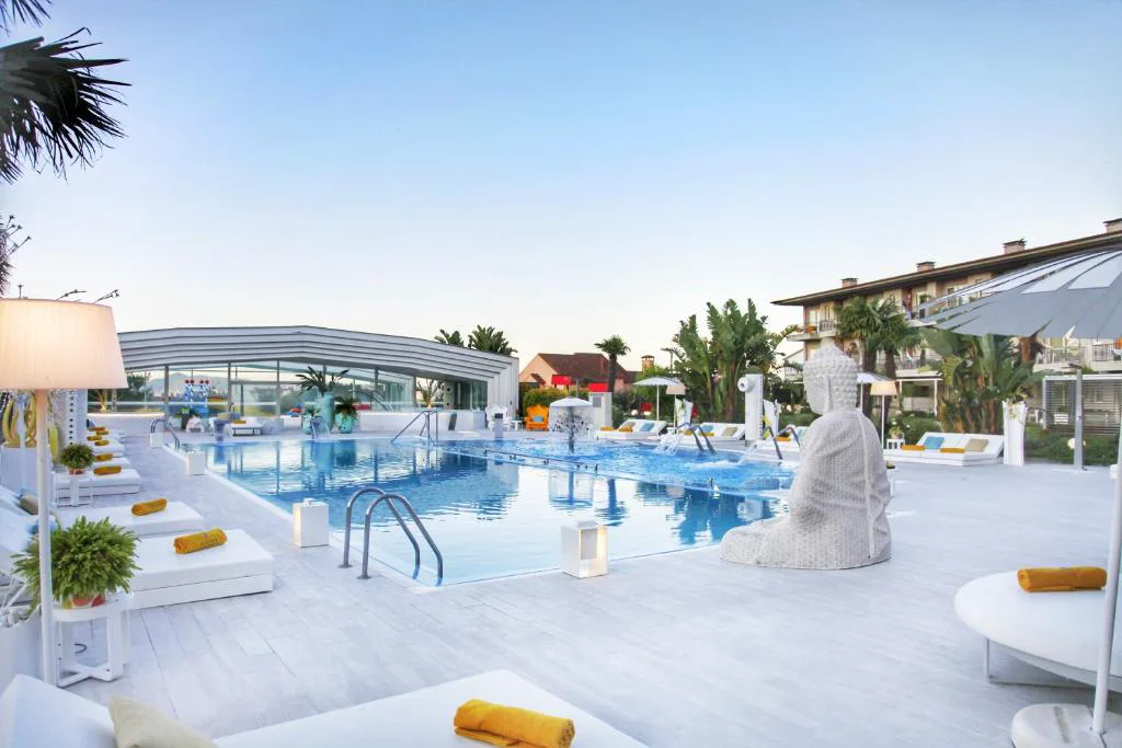 Piscina exterior climatizada en la azotea con estatua de Buda y tumbonas, Augusta Eco Wellness Resort, Sanxenxo