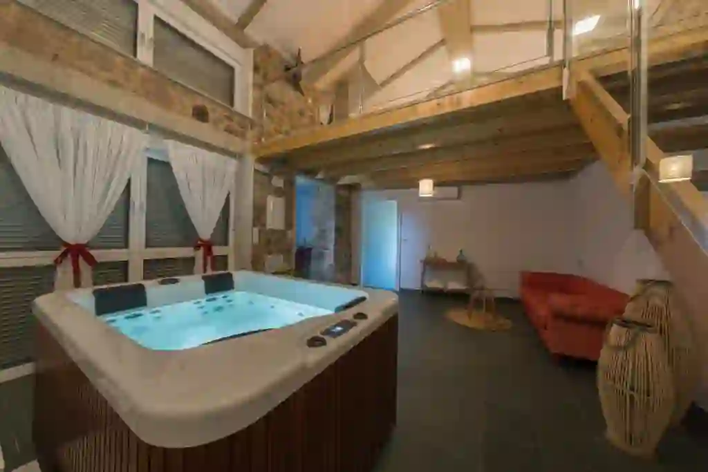 Jacuzzi bajo la escalera de piedra en el altillo de la Cabaña de Nemiña, Muxía