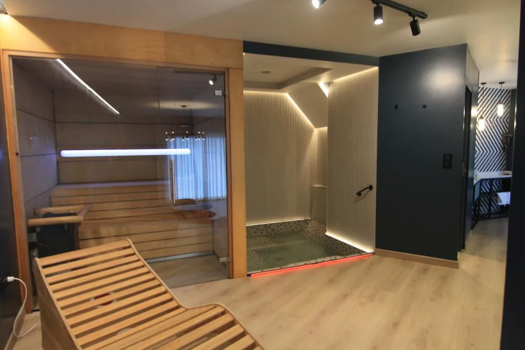 Sauna acristalada junto a bañera de hidromasaje con iluminación ambiental, Casa dos Americanos, Briño