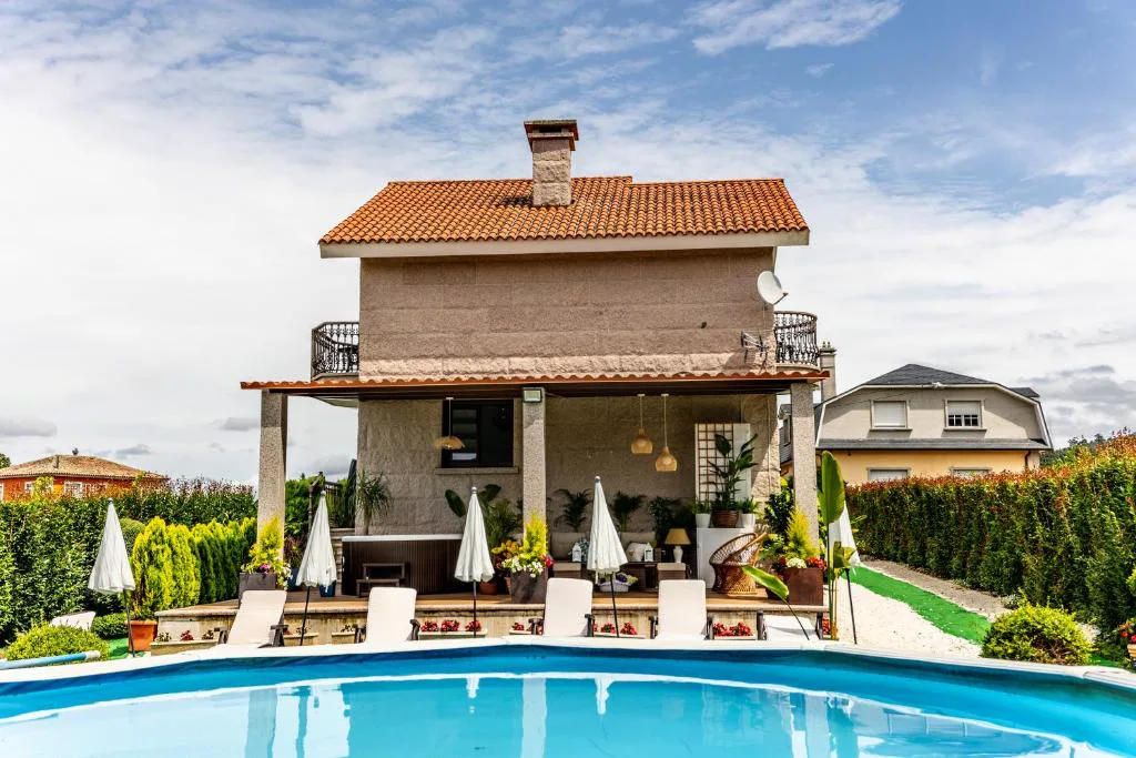 Piscina privada y jacuzzi bajo el porche del jardín, Casa Victoria