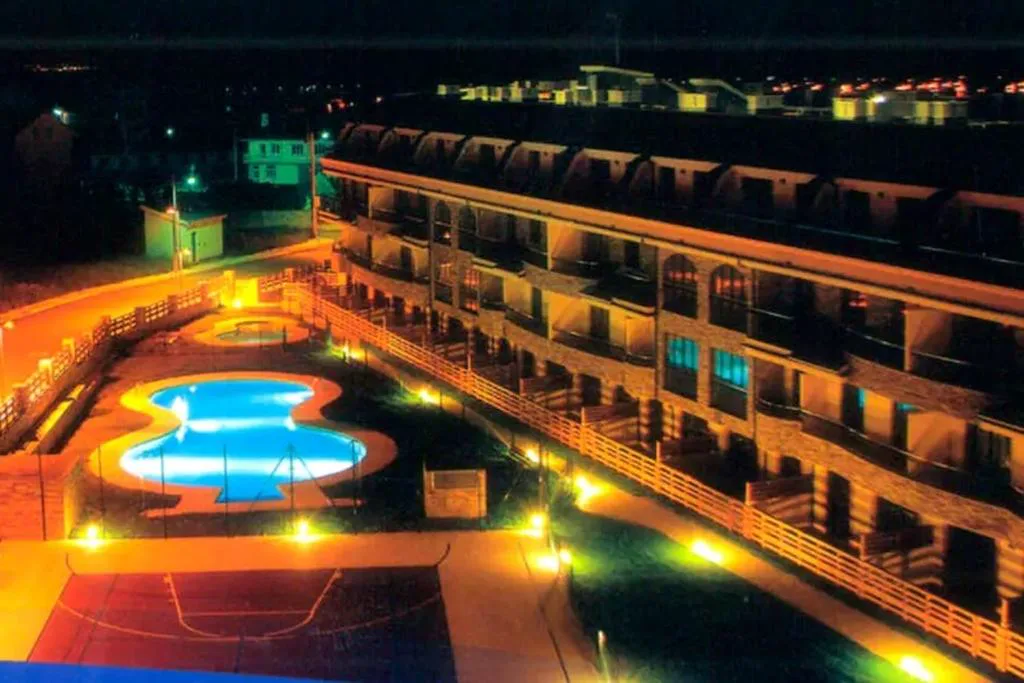Vista nocturna del complejo Costa SPA con la piscina iluminada, San Miguel de Reinante