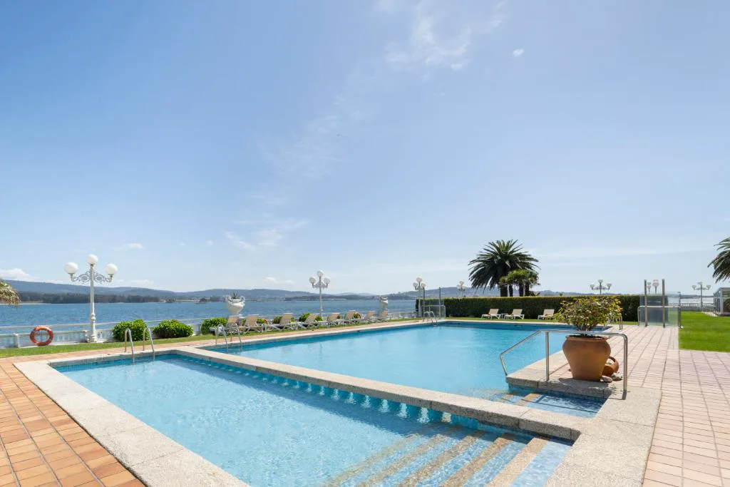 Piscina exterior con vistas a la ría frente al hotel, Eurostars Louxo Talaso, Isla de La Toja