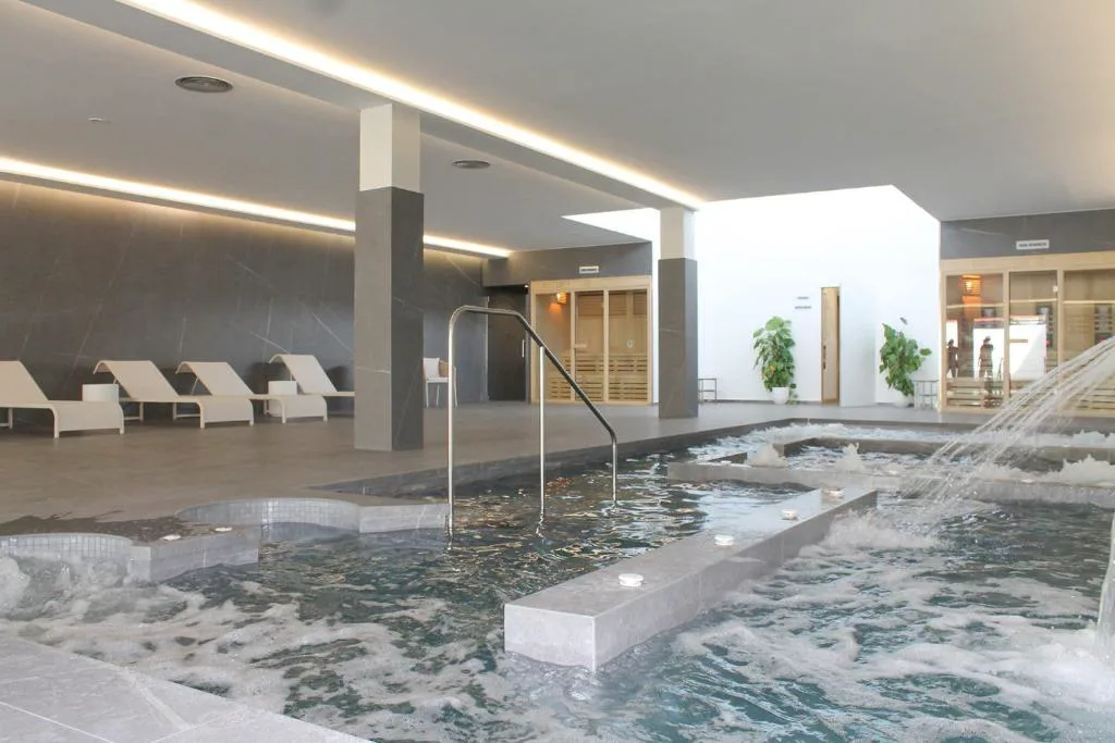 Circuito de spa con chorros, cascadas y saunas de madera, Hotel & Spa Carlos desde 1996