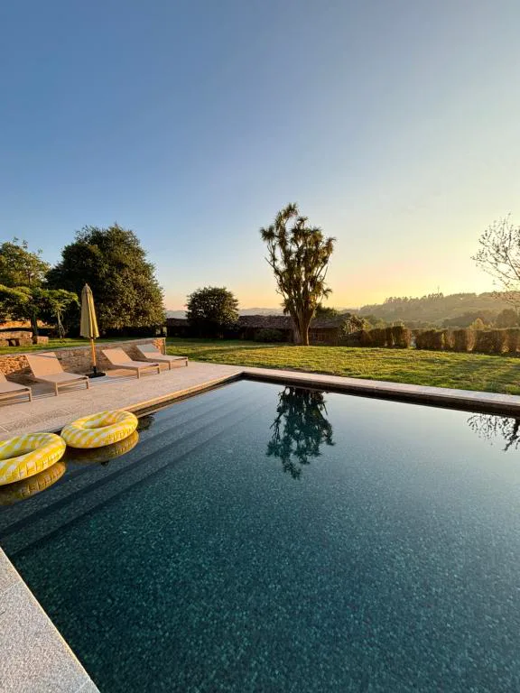 Piscina al atardecer con vistas al valle de Sobrado dos Monxes, Lar do Gado