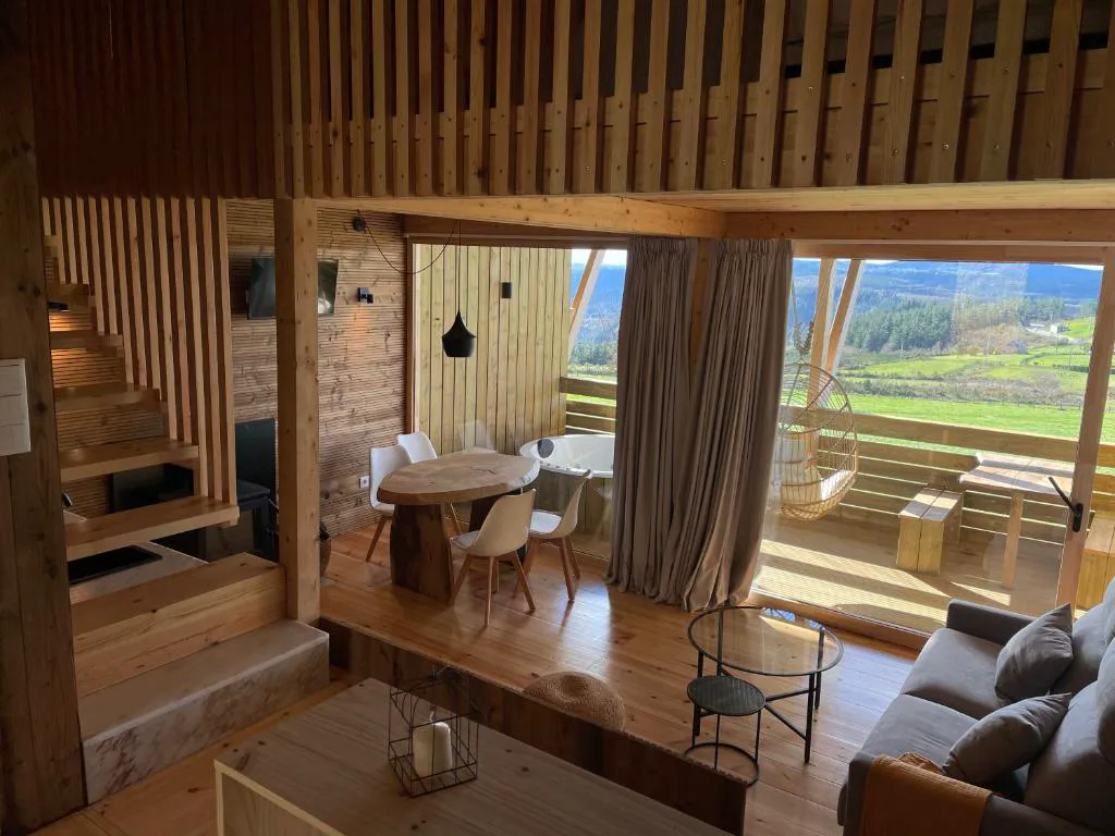 Salón con bañera de hidromasaje junto al ventanal y vistas panorámicas a la Serra dos Ancares, Olladas de Barbeitos