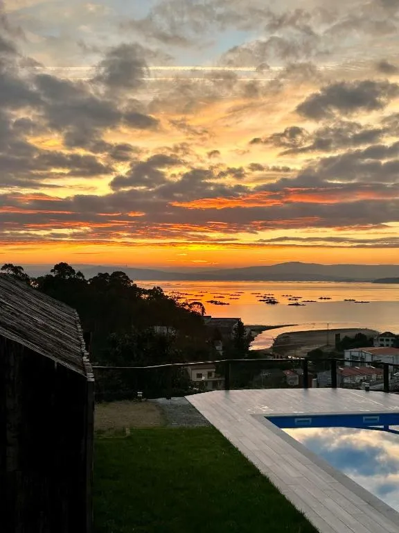 Atardecer sobre la Ría de Arousa desde la piscina infinita de Cabañas Rías Baixas, en A Pobra do Caramiñal