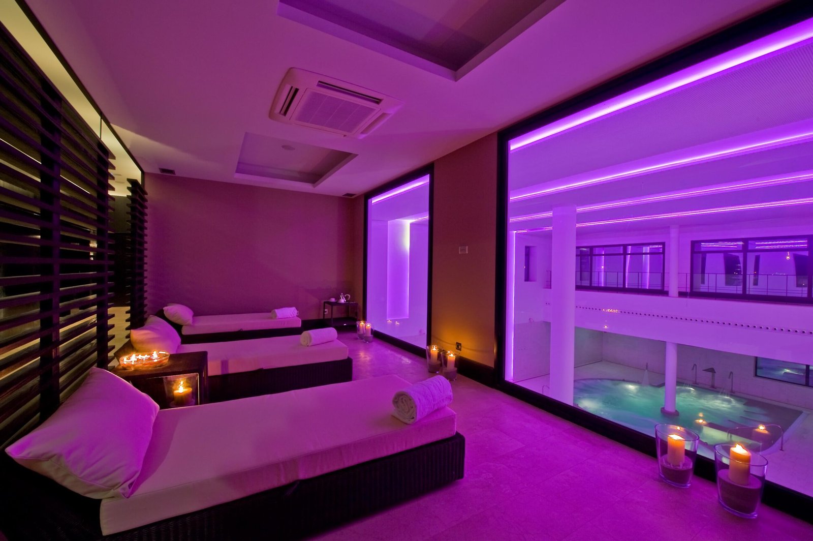 Zona de relax junto a la piscina termal del Hotel Spa Zen Balagares, cerca de Avilés, Asturias