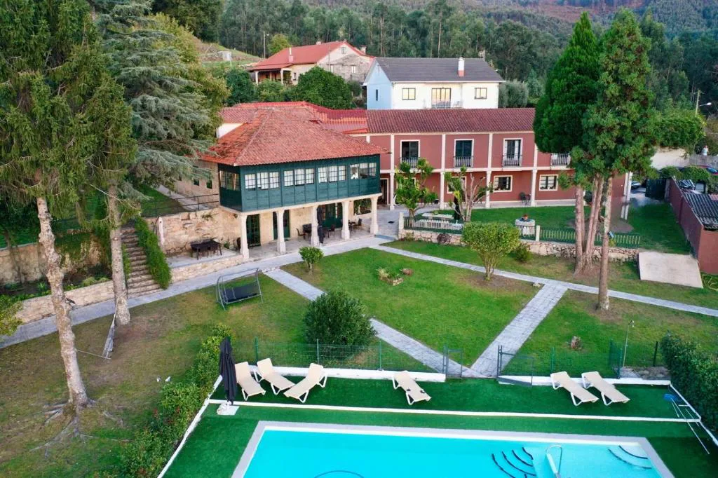 Vista aérea de la casa de piedra restaurada con piscina exterior y jardín, Hotel Rural VN Tenorio